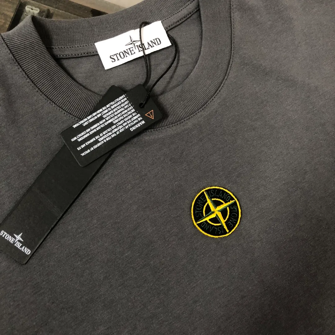 P150 A🍃Stone Island 2025 latest T-shirt, couple style ~ original order, fashionable and casual short T-shirt, specially made of customized cotton fabric ~ 100% cotton T-shirt ~ pre-washed to prevent deformation and shrinkage problem, more comfortable and breathable on the body ~ All available from stock ~ unique design style, trendy must-have item, complete with three standards 👍 Color: black/white/dark gray/coffee Size: S M L XL (larger version, please state your height and weight when placing an order)